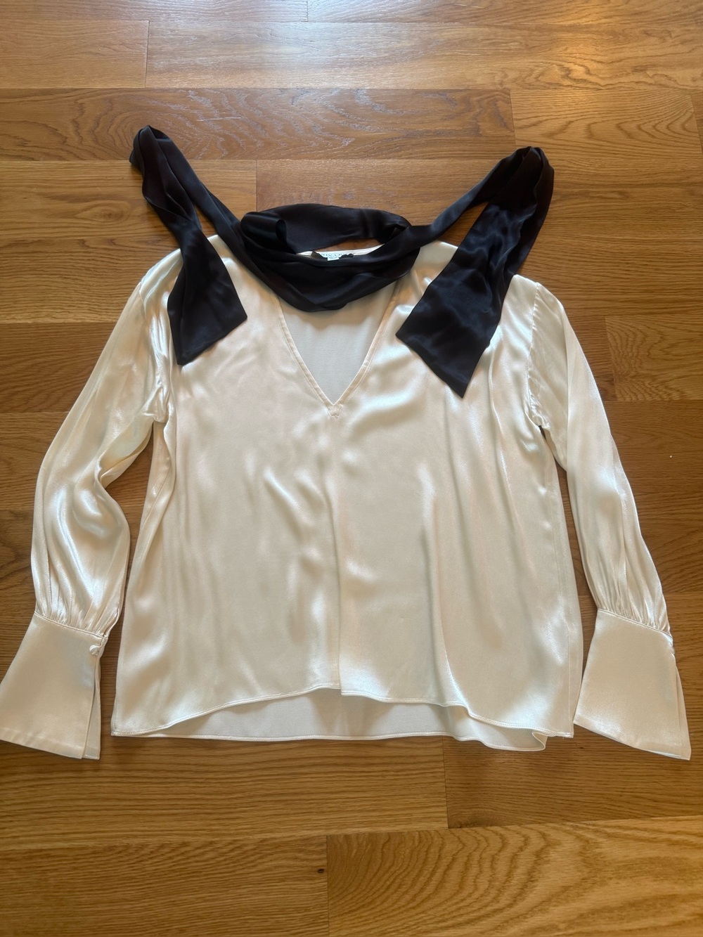 Shona Joy Lino Scarf Ivory V-Neck Women's Top with Black Scarf